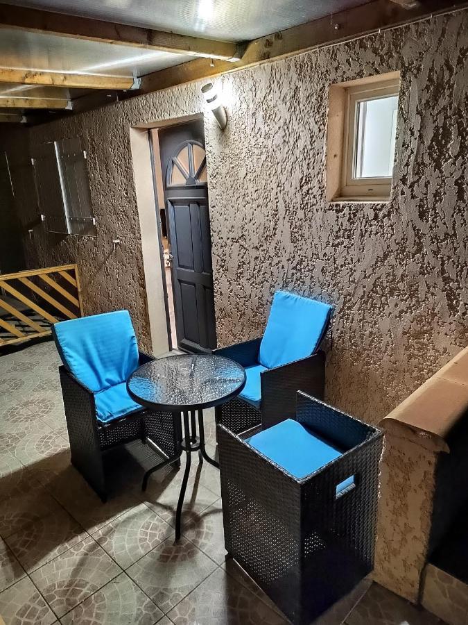 Vakantiehuis La Riviera Maison Avec Riviere Et Jardin 35mins De Paris Rer C A 600m Pour Tour Eiffel Orly Airport 25km Restaurants Et Supermarches Proches